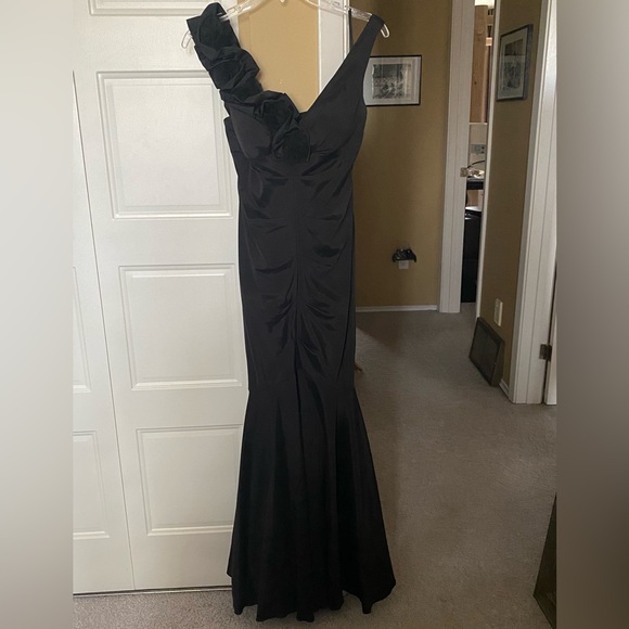 Black Ruched Mermaid Gown - Picture 5 of 8